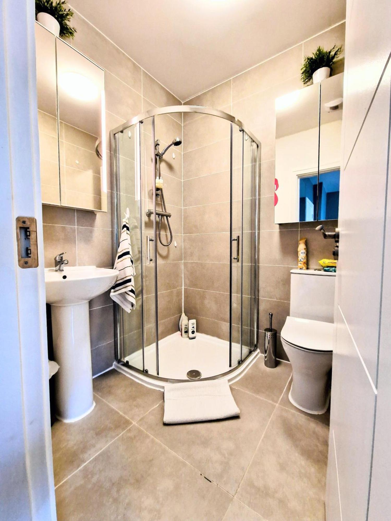 Master Bedroom With Ensuite 루칸 외부 사진