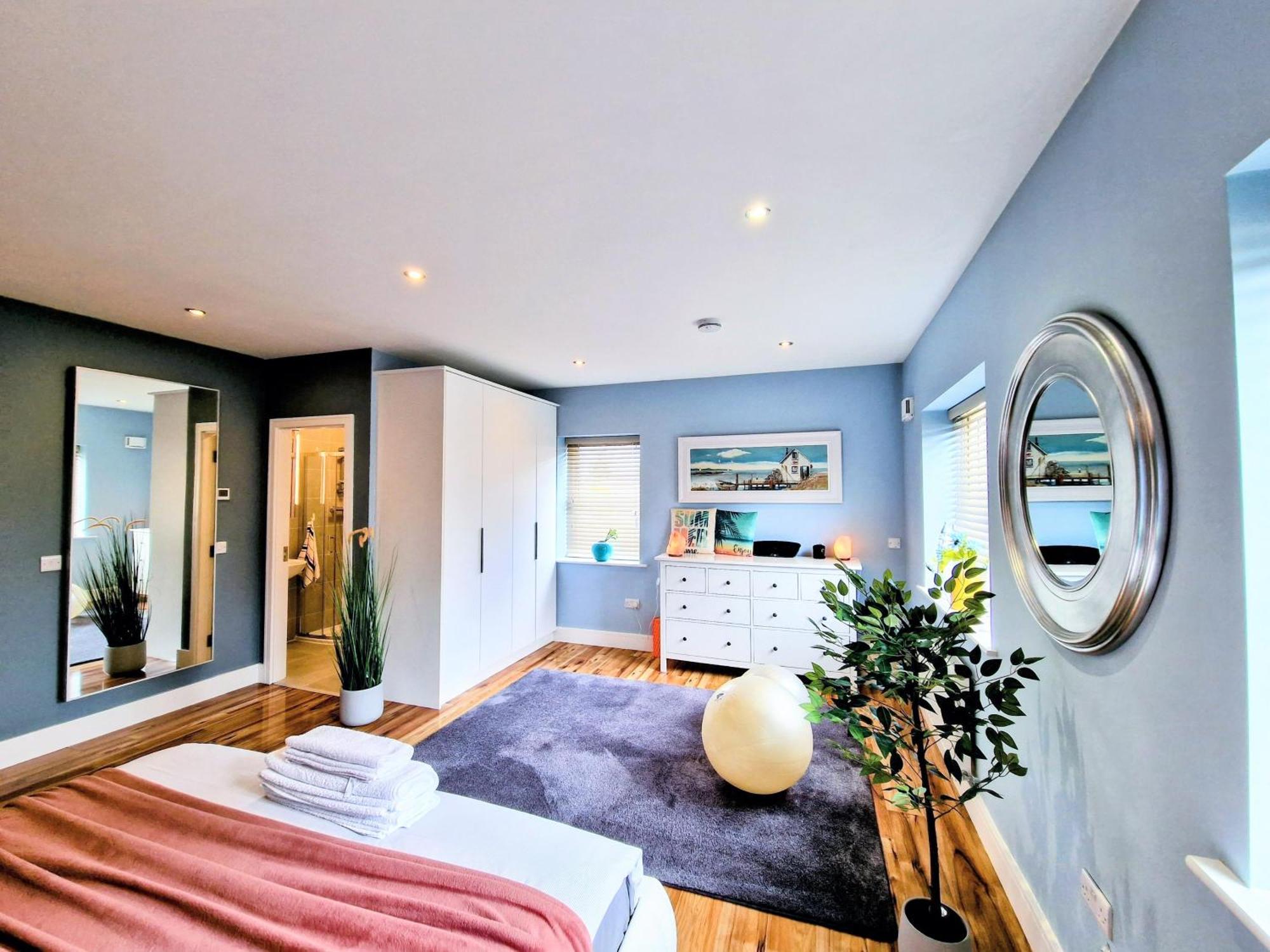 Master Bedroom With Ensuite 루칸 외부 사진