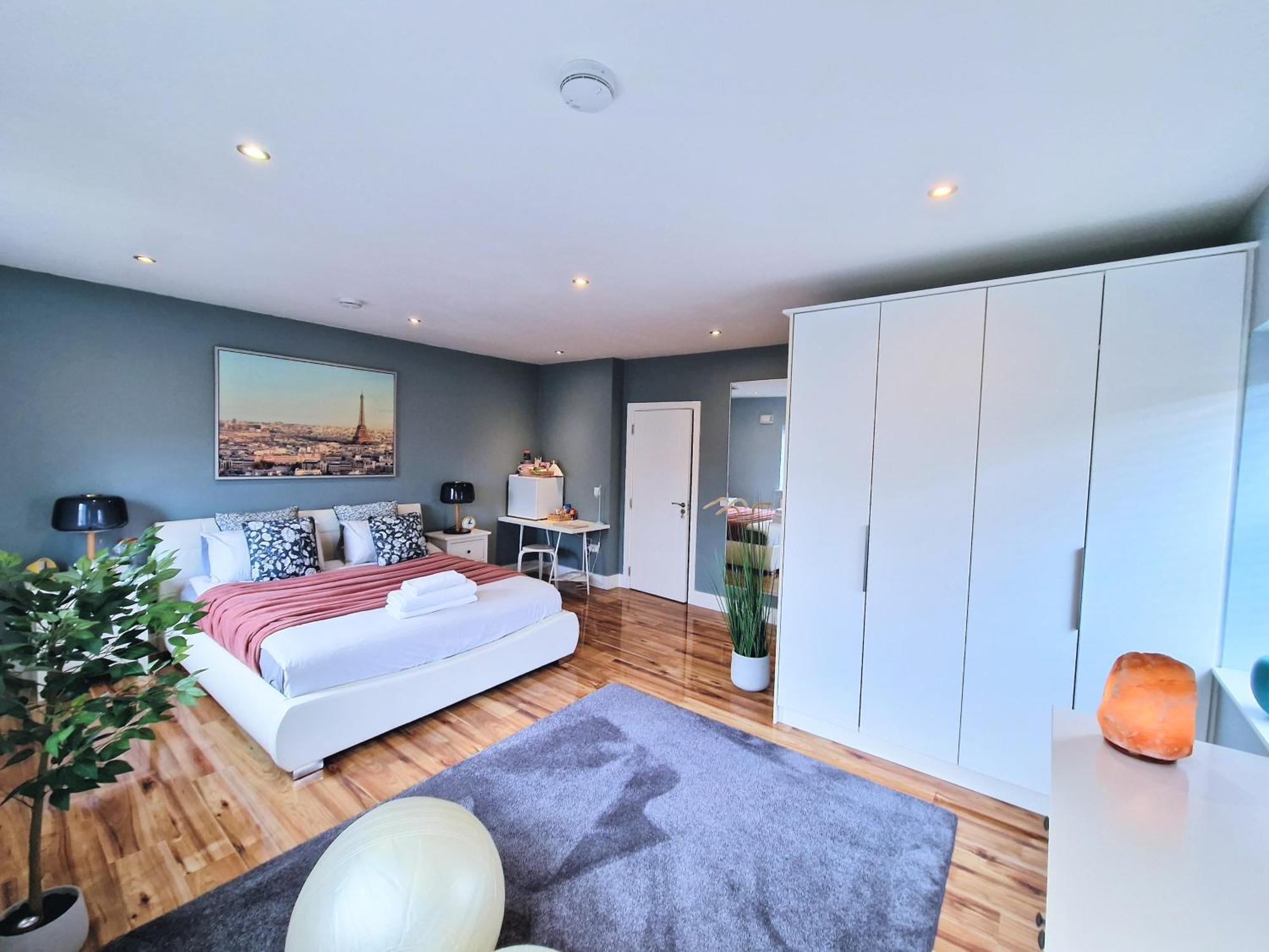 Master Bedroom With Ensuite 루칸 외부 사진